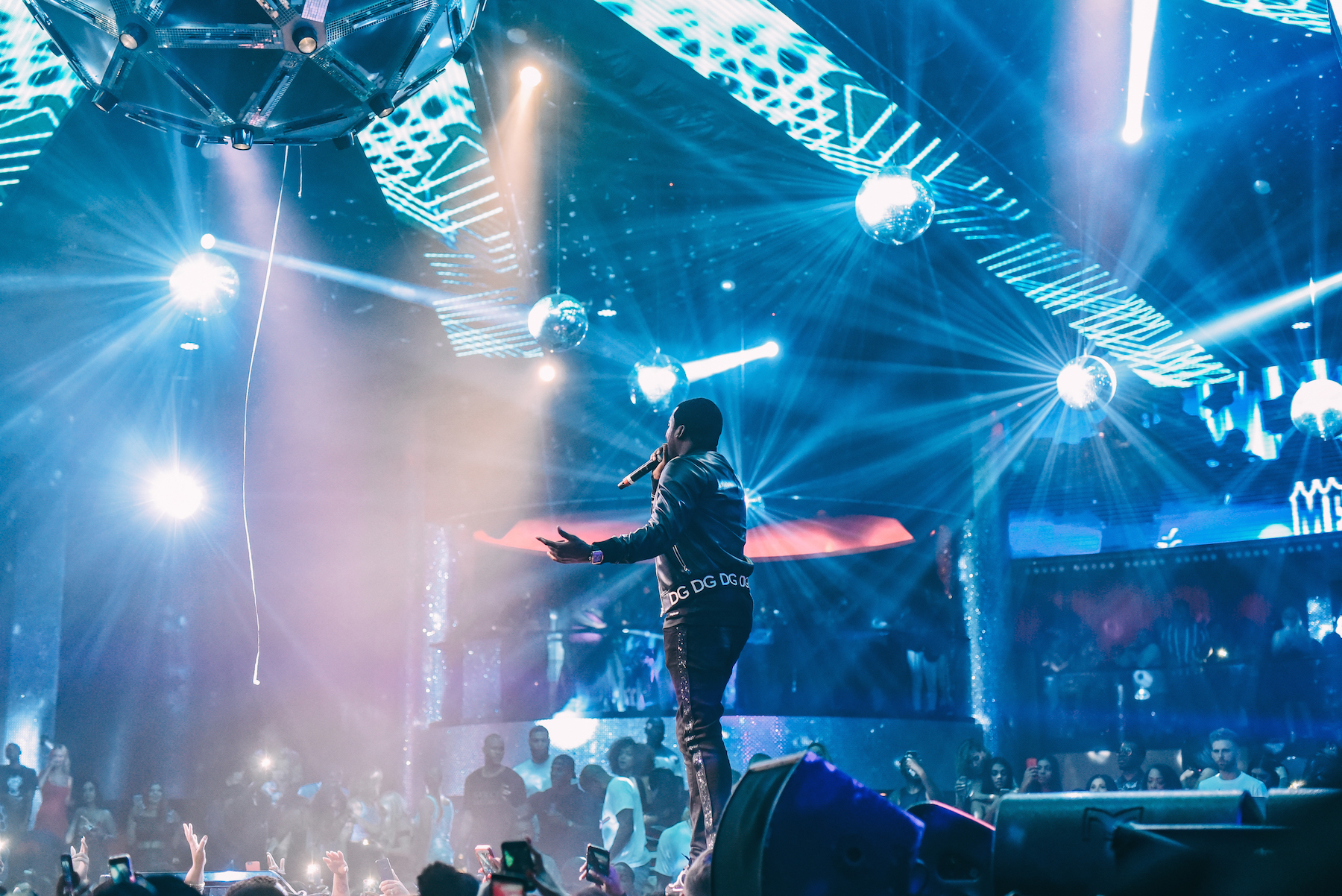 Drake dazzles with memorable concert at T-Mobile Arena - Las Vegas